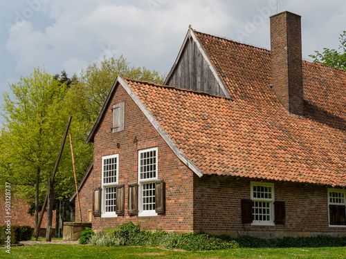 Alte Gebäude an einem Fluss im Westmünsterland