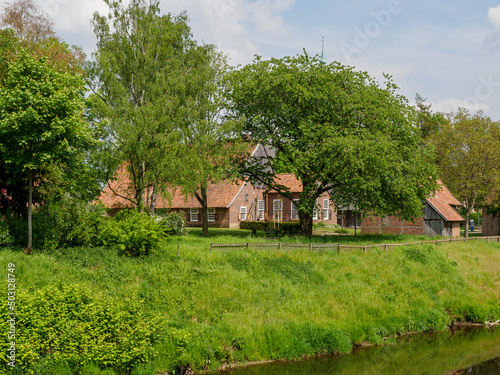 Alte Gebäude an einem Fluss im Westmünsterland