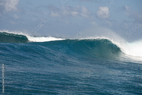 Canvas Print Beautiful blue surfing waves during the daytime