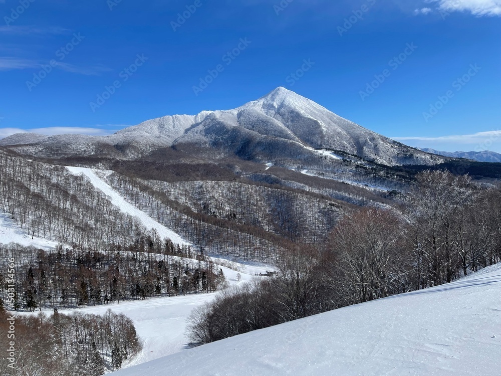 Fototapeta premium 2022年3月の福島県のアルツ磐梯スキー場