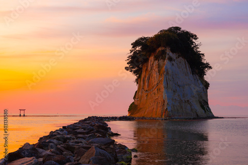 石川県　能登　朝焼けの見附島