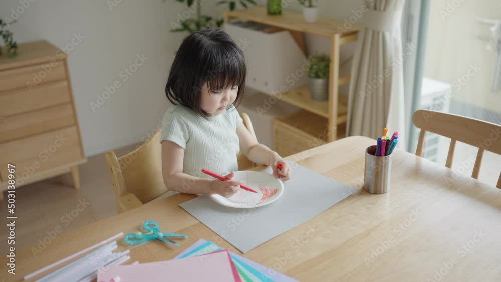 夏休みに工作する4歳の子供(育児・子育て・お絵描き) 夏休みに工作する4歳の子供(育児・子育て・お絵描き)
