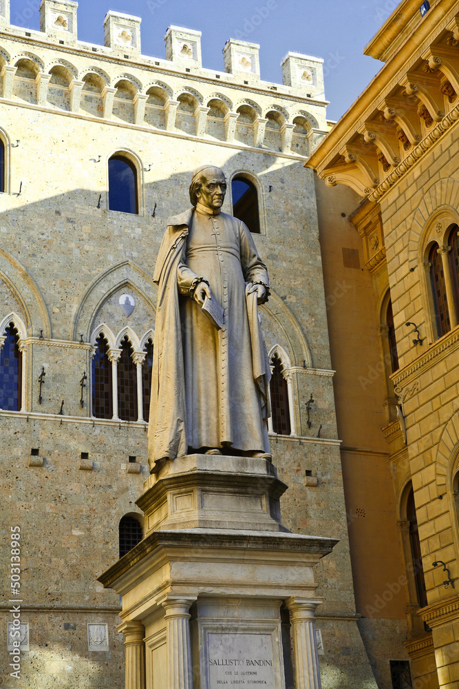 Siena, Toscana, Italia. Monumento a Sallustio Bandini e Palazzo,Spannocchi in Piazza,Salimbeni