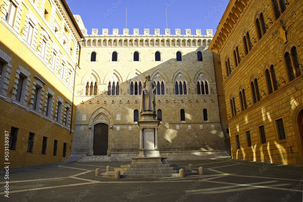 Siena, Toscana, Italia. Monumento a Sallustio Bandini e Palazzo,Spannocchi in Piazza,Salimbeni