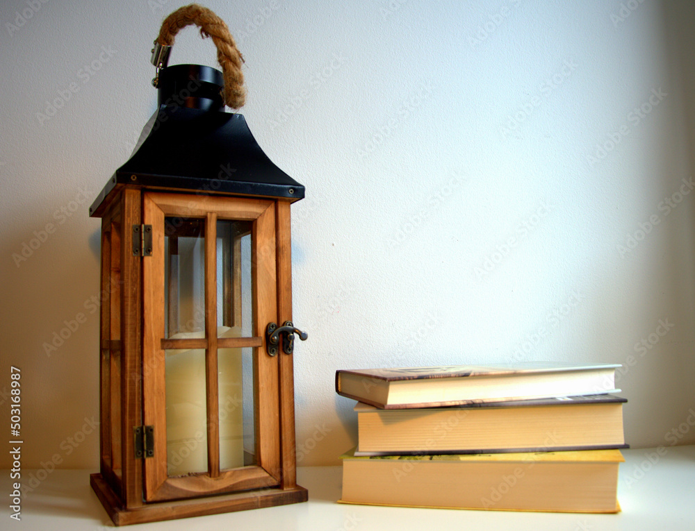 Obraz na płótnie lampion świeca książka vintage w salonie