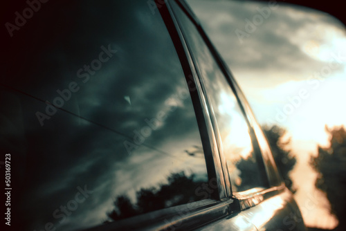 luz de atardecer desde el retrovisor de un auto © Richard