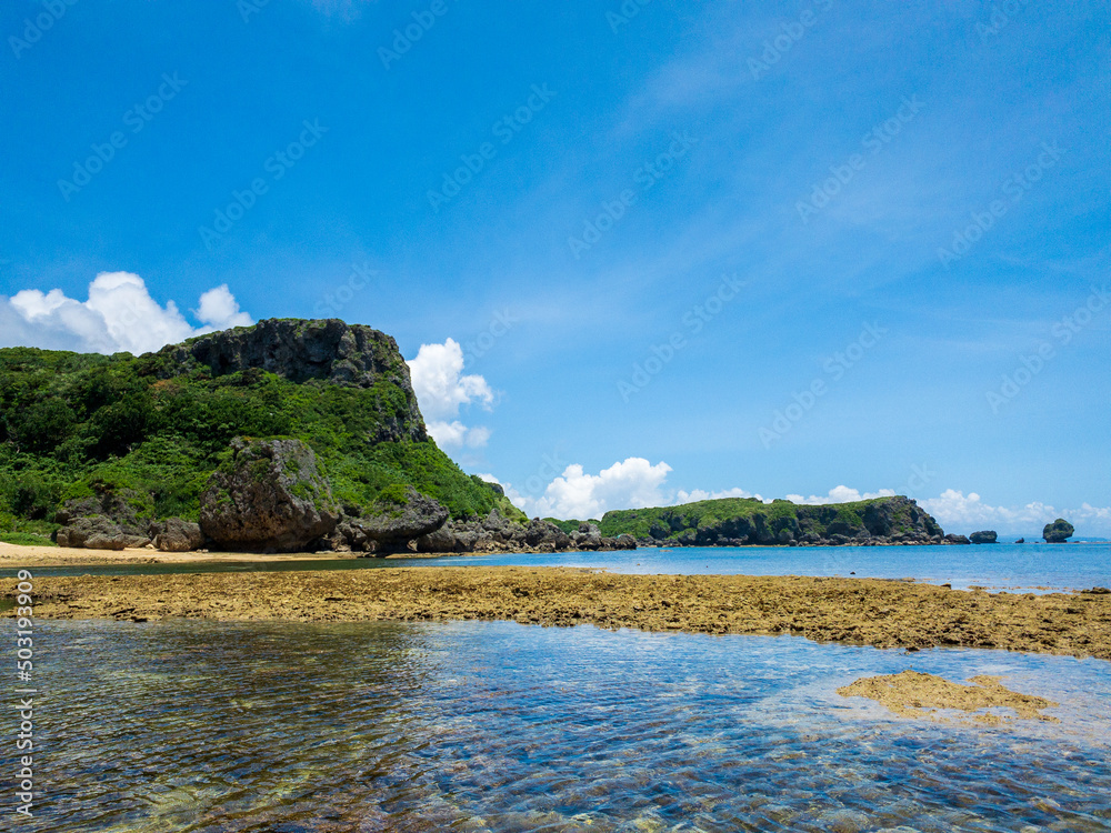 Obraz premium 晴れた日の干潮時の沖縄県うるま市にある宮城島の天然ビーチ、ウクン浜の風景