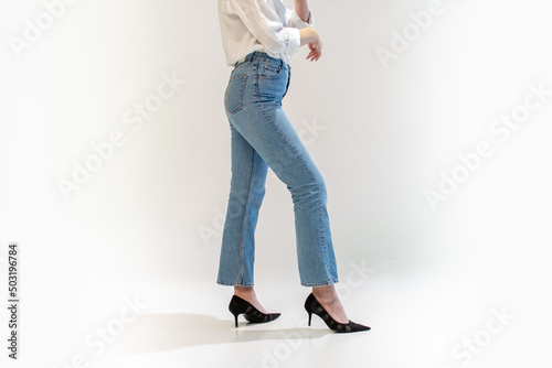 Donna in jeans con scarpe nere e tacchi a spillo photo