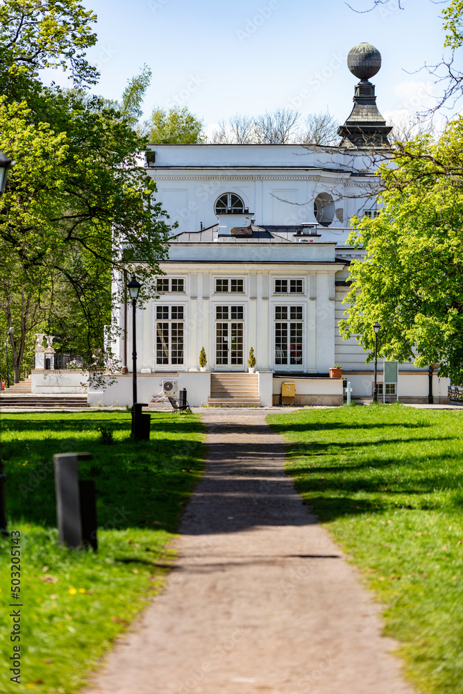 Zespół pałacowo-parkowy w Jabłonnie .Romantyczny park  koło Warszawy, ścieżki rośliny, krzewy, drzewa, rzeźby. Wiosna.