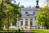 Zespół pałacowo-parkowy w Jabłonnie .Romantyczny park koło Warszawy, ścieżki rośliny, krzewy, drzewa, rzeźby. Wiosna.