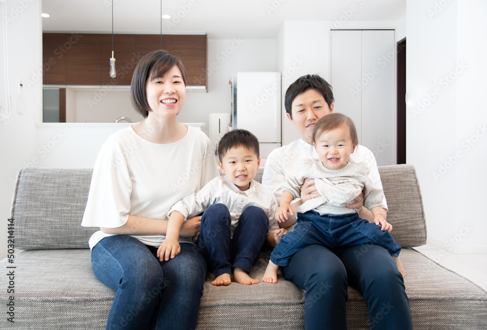 リビングで寛ぐ4人家族
