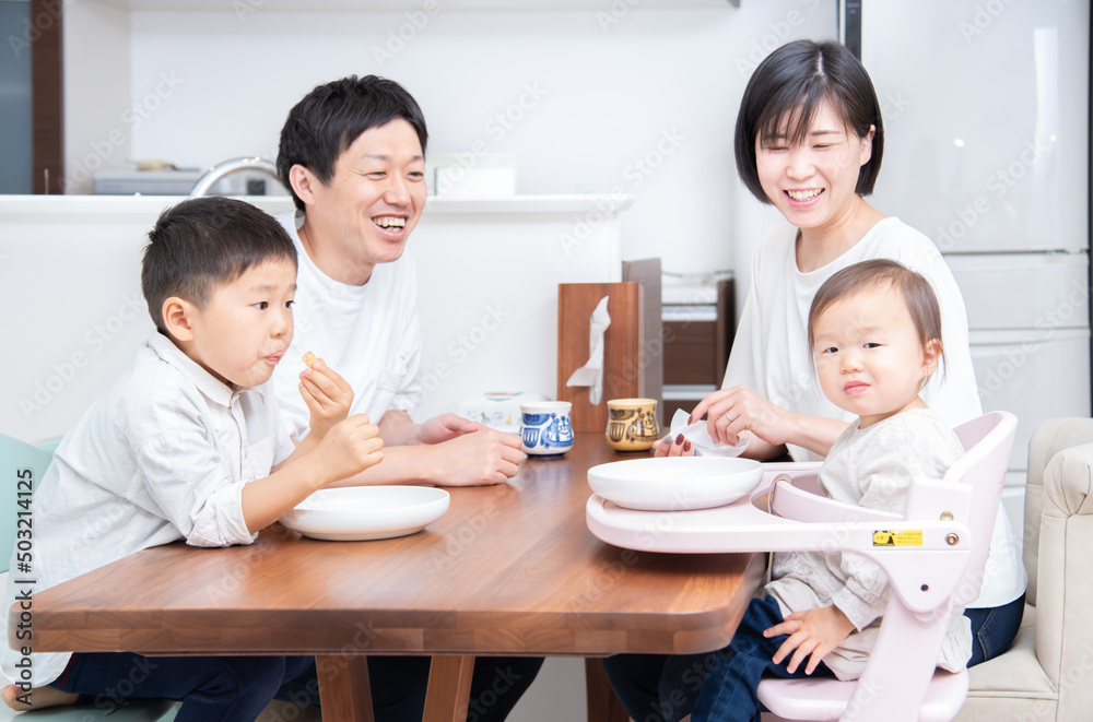 ダイニングテーブルでおやつを食べている家族 ダイニングテーブルでおやつを食べている家族