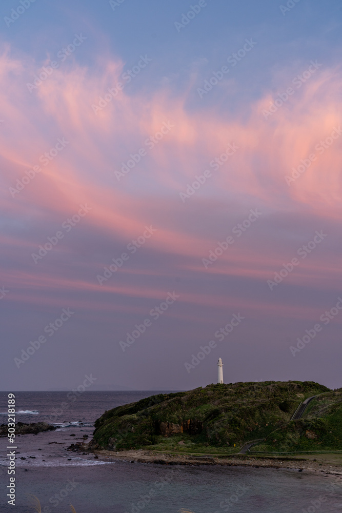 夕陽を浴びる灯台
