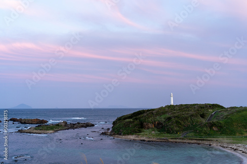 夕陽を浴びる灯台