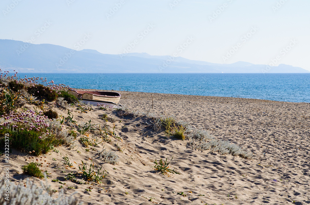 Isola Rossa Sardinien Strand, einsam mit Boot. Meerblick 