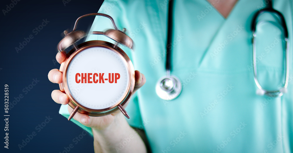 Gesundheits-Check-up. Arzt zeigt Wecker/Uhr mit Text. Hintergrund blau. Gesundheits-Check-up. Arzt zeigt Wecker/Uhr mit Text. Hintergrund blau.