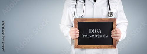 DiGA-Verzeichnis (Digitale Gesundheitsanwendungen). Arzt zeigt Begriff auf einem Holz Schild. photo