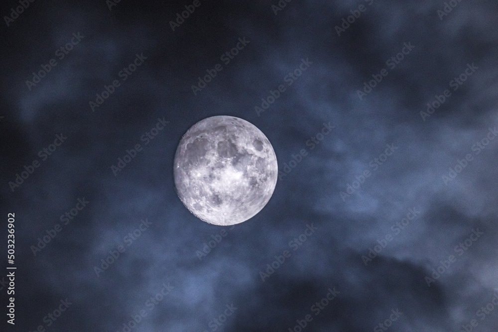 雲間から現れた月