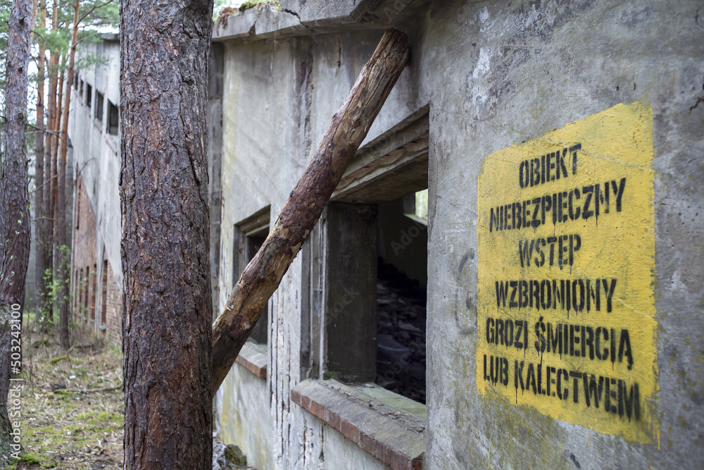 Obraz premium Niebezpieczny opuszczony budynek w środku lasu po fabryce amunicji 