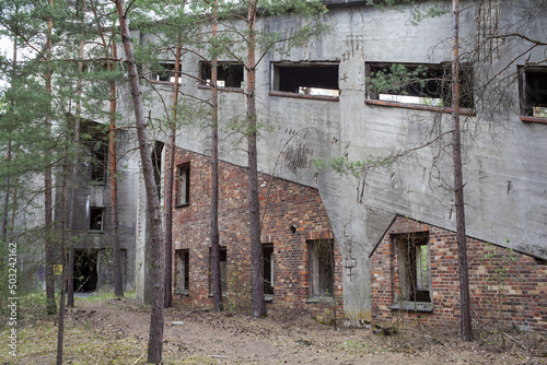 Opuszczony stary budynek w środku lasu po fabryce amunicji w okolicach Nowogrodu Bobrzańskiego