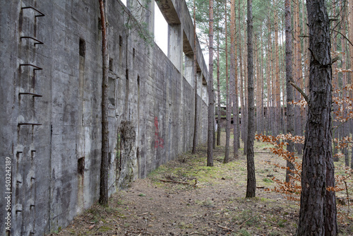 Różne żelbetonowe konstrukcje rozrzucone po lesie po opuszczonej fabryce amunicji w okolicy Nowogrodu Bobrzańskiego