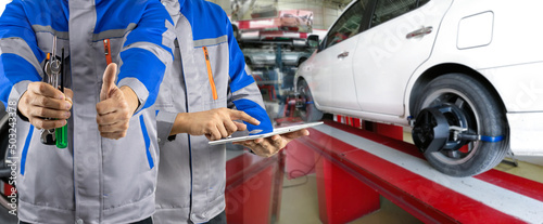 Bild auf Leinwand Auto mechanic analyzes and aligns automobile wheels