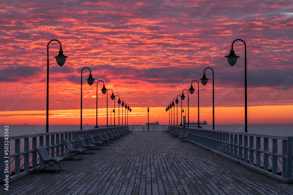 Wschód słońca nad morzem Bałtyckim - obrazy, fototapety, plakaty 