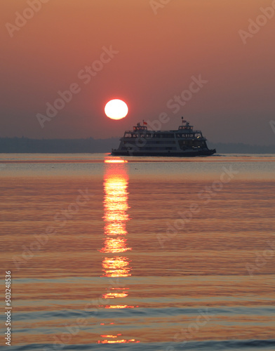 Fähre bei Sonnenaufgang