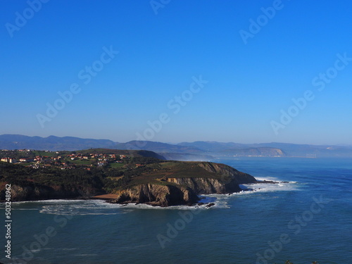 Ruta al faro de Gorliz, desde la playa y entre preciosos acantilados. España.