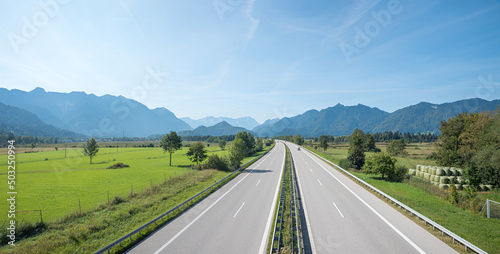 Foto view from the bridge to highway Garmisch-Partenkirchen, upper bavarian alps