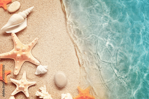 Photo Sea sand with starfish and shells