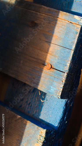 Effet de perspective sur des planches de palettes de bois, illuminées par le soleil couchant 
