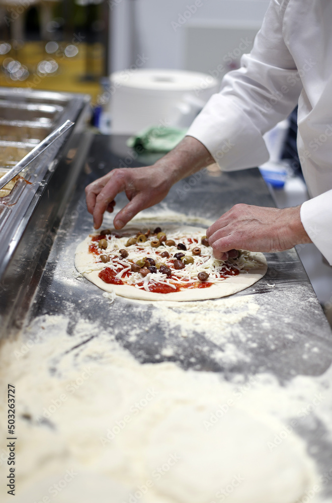 chef haciendo una pizza con sus ingredientes chef haciendo una pizza con sus ingredientes