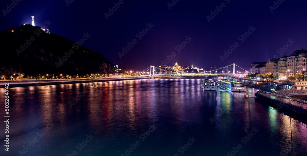 Budapest, panorama from Liberty Bridge in night, Erzsébet híd, Puente de Isabel