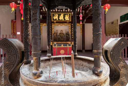 Photography Singapore, Singapore - September 21, 2022: The Thian Hock Keng Temple in Singapore, dedicated to both Buddhism and Taoism, contrasts with the modern towers of the business district