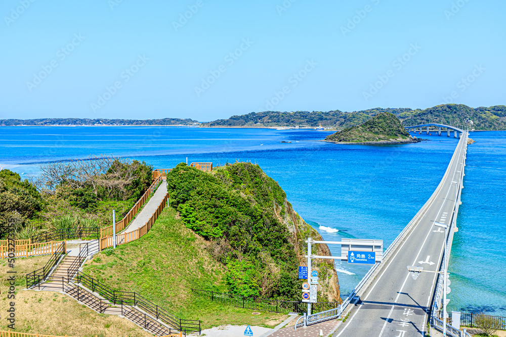 Naklejka premium 春の角島大橋 山口県下関市 Tsunoshima Bridge in Spring. Yamaguchi-ken Shimonoseki city.