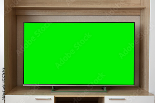 Fotografie A snapshot of a TV with a horizontal green screen layout
