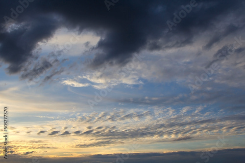 Clouds in the sky come in a variety of colors after heavy rain after the storm enters the end of the rainy season, early winter after the rain, the sky is usually bright, the weather is cool.