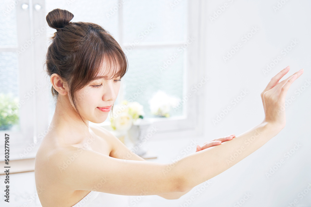 Naklejka premium 女性 腕のケア リビング