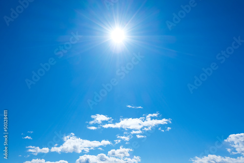 太陽が光輝く、美しい青空 © Elico-Polo