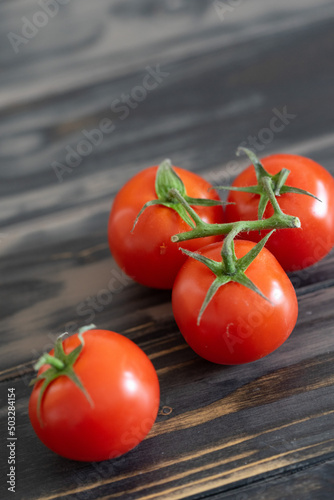 Tomaten auf einem dunklem Holzuntergrund