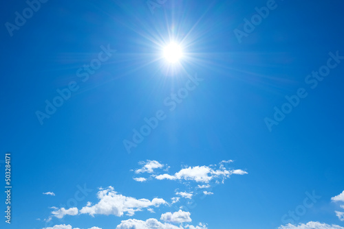 太陽が光輝く、美しい青空
