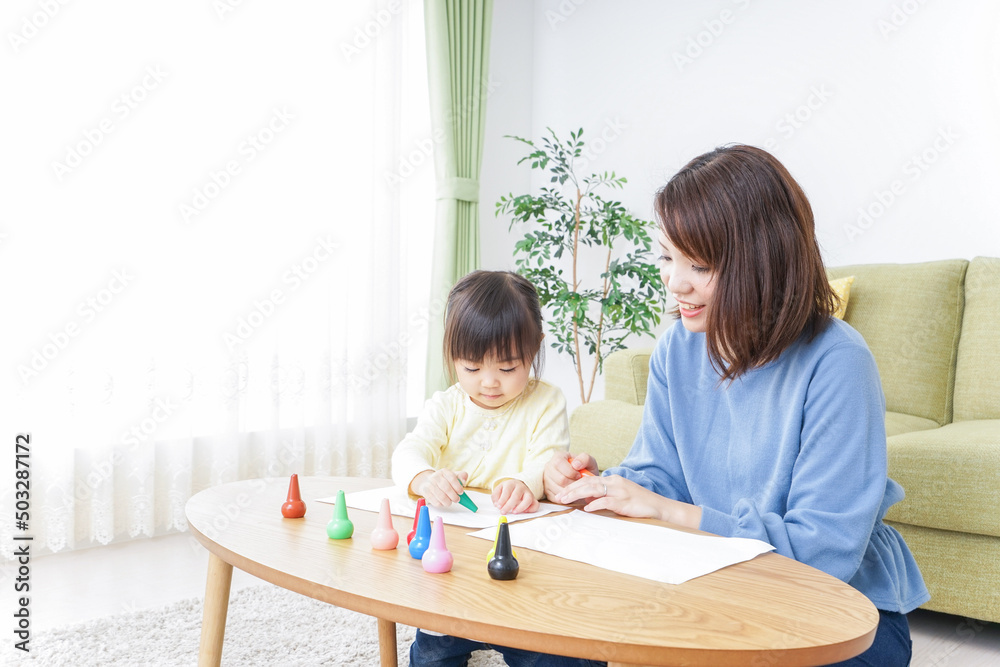 お絵かきをする親子 お絵かきをする親子