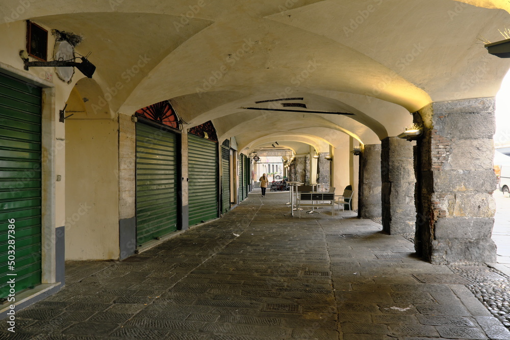 Una domenica mattina sotto ai portici del Porto Antico di Genova Una domenica mattina sotto ai portici del Porto Antico di Genova