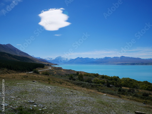 Fototapeta Naklejka Na Ścianę i Meble -  azur blauer See mit Blick auf die Berge
