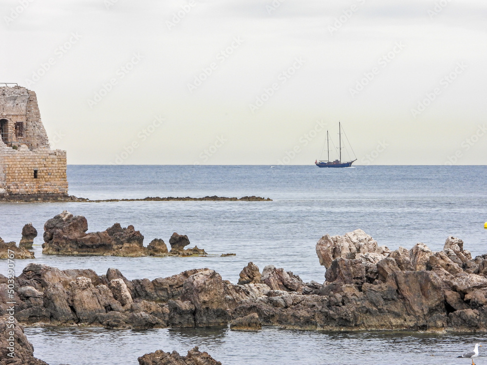 Voiliers entre les îles Saint Honorat et Sainte Marguerite dans la baie de Cannes sur la Côte d