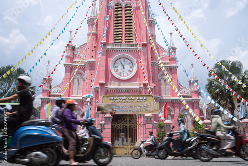 ベトナム・ホーチミンを走るバイク群とピンク色のタンディン教会　Motorcycles and Tan Dinh Church in Ho Chi Minh City, Vietnam photo