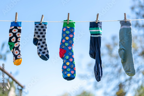 Einsame Socken ohne Partner auf einer Wäscheleine.