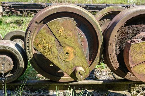 Altes Rad einer Lokomotive, das bereits Moos angesetzt hat.  photo