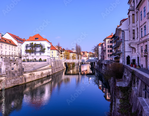 Fototapeta Naklejka Na Ścianę i Meble -  Ljubljanica river across Ljubljana with bridges and historic architecture